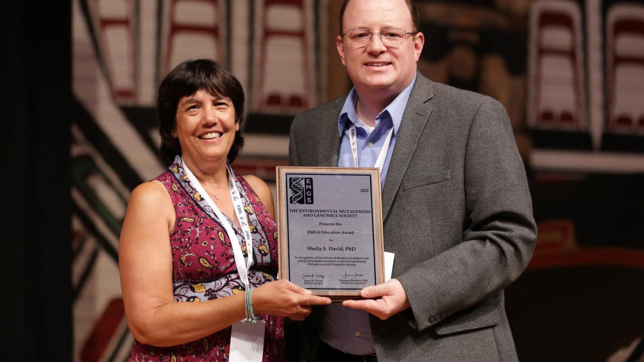 Professor Sheila David recieves the the 2022 Education Award from the Environmental Mutagenesis and Genomics Society