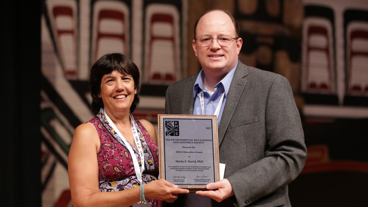 Professor Sheila David recieves the the 2022 Education Award from the Environmental Mutagenesis and Genomics Society